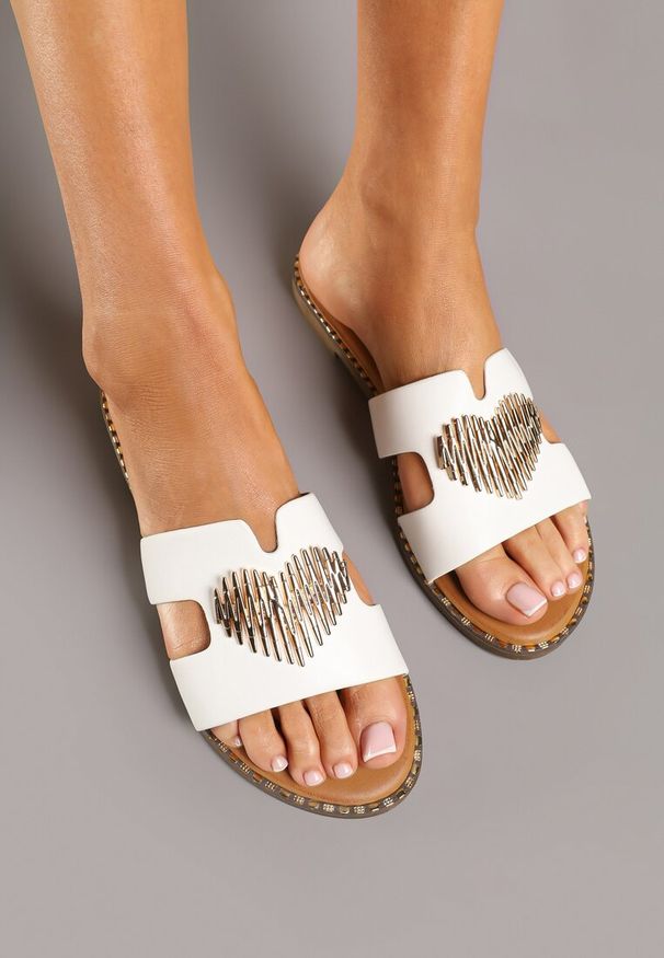 Born2be - Białe Klapki z Wycięciami i Motywem Serca Talvisa. Okazja: na spacer, na co dzień. Kolor: biały. Sezon: lato. Styl: casual