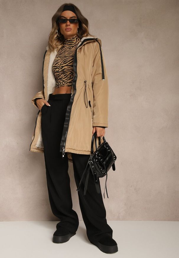 Renee - Ciemnobeżowa Kurtka Parka w Stylu Casual Ocieplana Futerkiem Olleania. Okazja: na co dzień. Kolor: beżowy. Materiał: futro. Wzór: aplikacja. Styl: casual