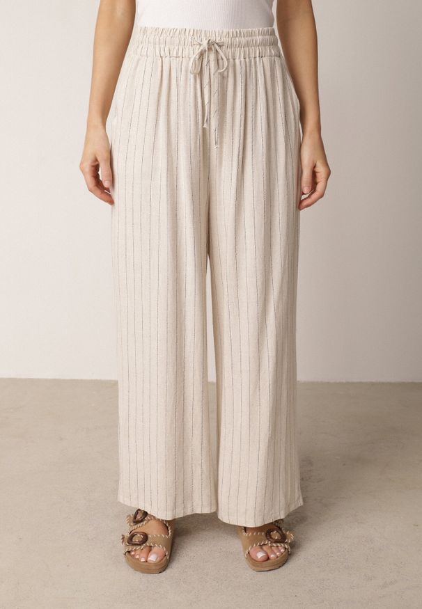 Born2be - Jasnobeżowy Wiskozowo-Lniany Komplet w Paski Koszula i Szerokie Spodnie Terasea. Kolor: beżowy. Materiał: wiskoza, len. Wzór: paski