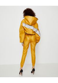JOANNA MUZYK - Żółta kurtka z logo. Typ kołnierza: kaptur. Kolor: żółty. Materiał: tkanina. Styl: sportowy #4