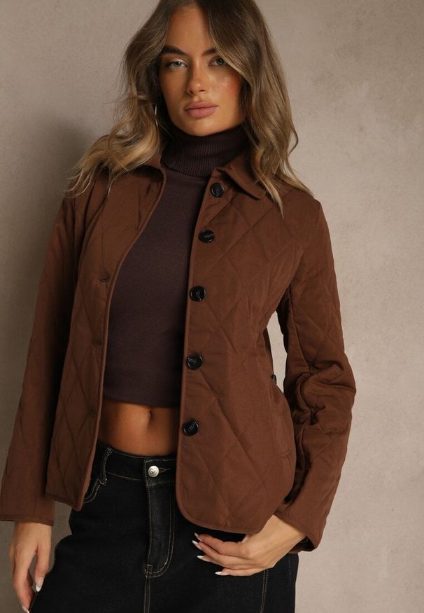 Renee - Brązowa Koszulowa Kurtka Ozdobiona Pikowaniem i Pagonami Avadvira. Okazja: na co dzień. Kolor: brązowy. Materiał: jeans. Wzór: aplikacja. Styl: casual, elegancki