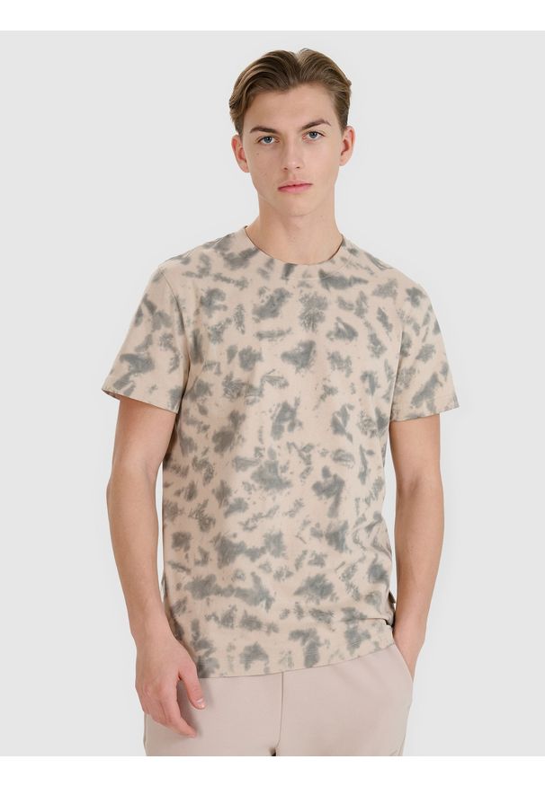 4f - 4F T-shirt oversize z nadrukiem męski - beżowy XL. Okazja: na co dzień. Kolor: beżowy. Materiał: dzianina, jersey, bawełna. Długość rękawa: krótki rękaw. Długość: krótkie. Wzór: nadruk. Styl: casual, klasyczny, sportowy