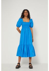 medicine - Medicine sukienka bawełniana midi rozkloszowana. Typ kołnierza: dekolt w karo. Kolor: niebieski. Materiał: bawełna. Typ sukienki: rozkloszowane. Długość: midi #4