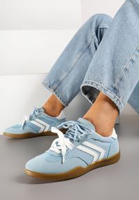 Renee - Jasnoniebieskie Sneakersy w Stylu Tenisówek Ozdobione Geometrycznym Wzorem Teloriella. Okazja: na co dzień. Zapięcie: sznurówki. Kolor: niebieski. Materiał: jeans. Wzór: geometria, aplikacja