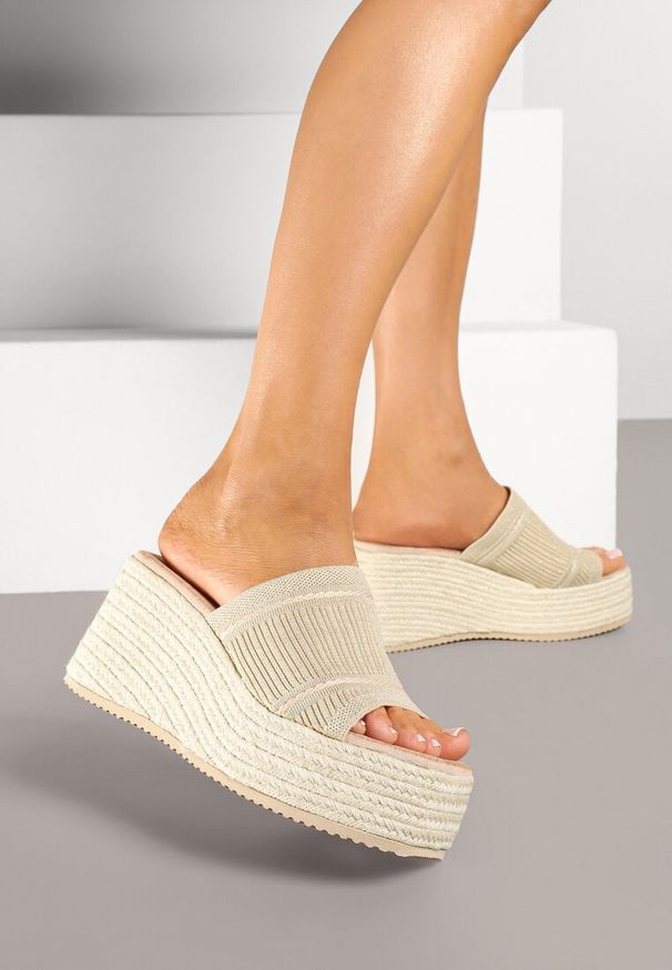 Renee - Beżowe Klapki na Koturnie w Stylu Boho z Tłoczoną Cholewką Neorwynne. Okazja: na spacer. Kolor: beżowy. Sezon: lato. Obcas: na koturnie. Styl: boho