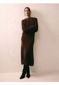 Reserved - Pluszowy sweter - ciemnobrązowy. Kolor: brązowy. Materiał: dzianina #1