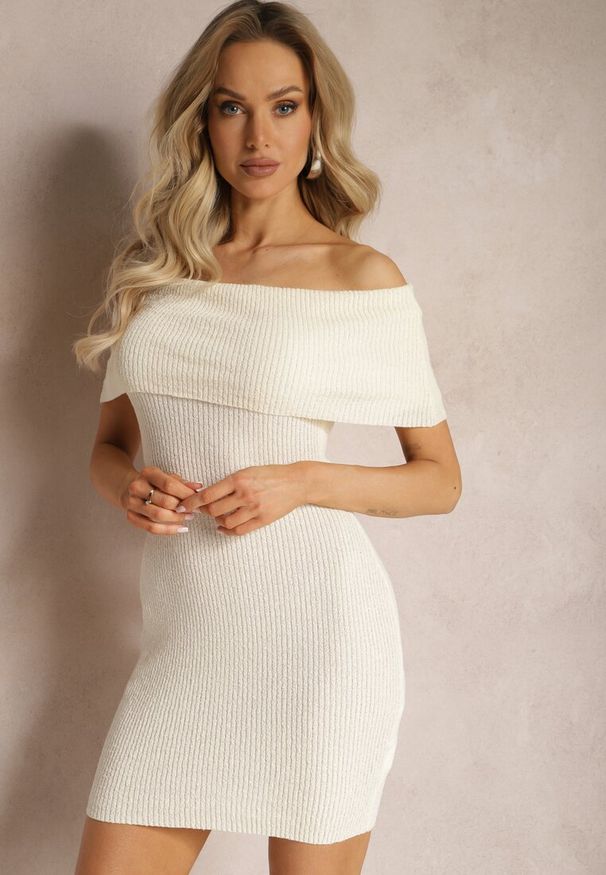 Renee - Jasnobeżowa Taliowana Sukienka Hiszpanka Mini z Elastycznej Tkaniny Naliresa. Okazja: na imprezę. Typ kołnierza: dekolt hiszpanka. Kolor: beżowy. Materiał: tkanina. Długość: mini