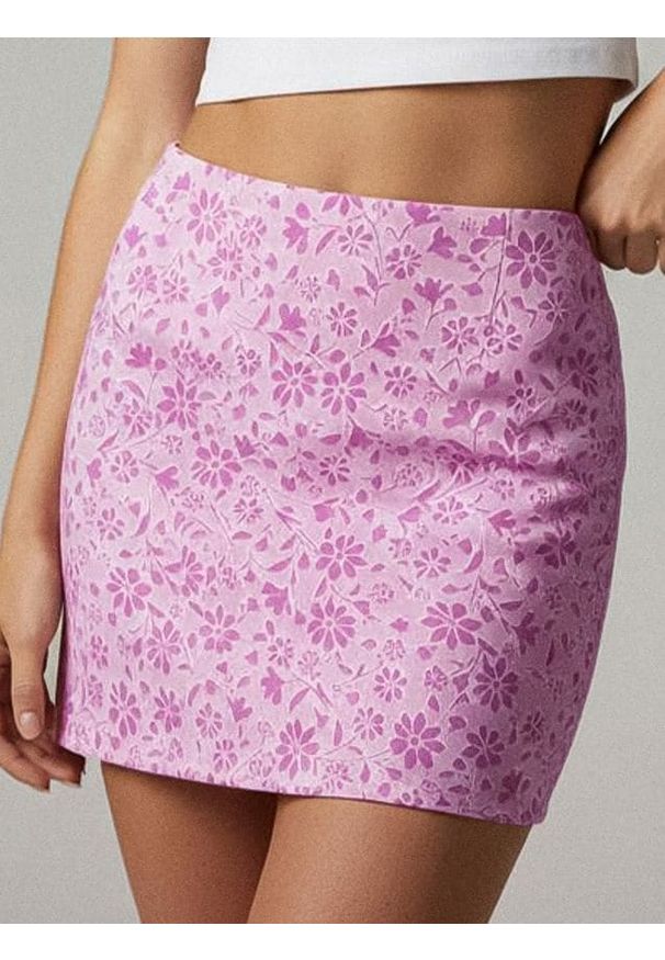 Sinsay - Spódnica mini z rozcięciem i kwiatowym wzorem - różowy. Kolor: różowy. Wzór: kwiaty