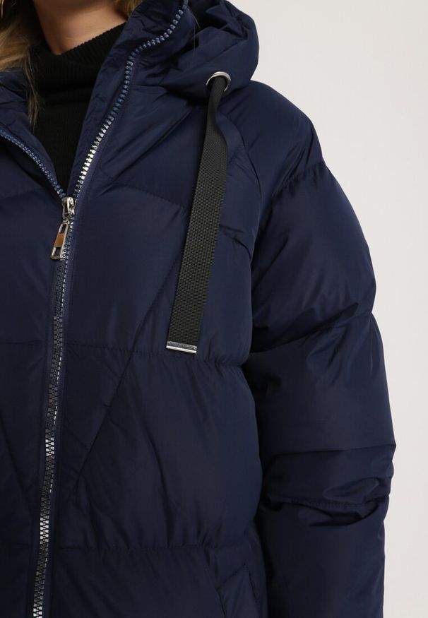 Born2be - Granatowa Długa Kurtka Pikowana Płaszcz na Zamek z Kapturem Lesea. Okazja: na co dzień. Typ kołnierza: kaptur. Kolor: niebieski. Materiał: dzianina, jeans. Długość: długie. Styl: casual, elegancki