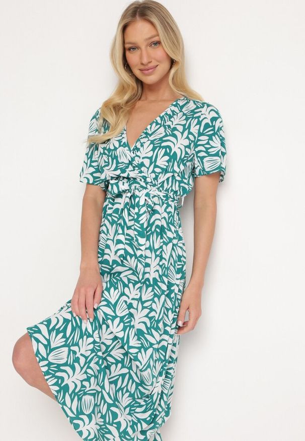 Born2be - Zielona Kopertowa Sukienka z Wiskozy z Gumką w Pasie i Materiałowym Paskiem Fazemia. Okazja: na co dzień. Kolor: zielony. Materiał: wiskoza, materiał. Długość rękawa: krótki rękaw. Typ sukienki: kopertowe. Styl: elegancki, casual