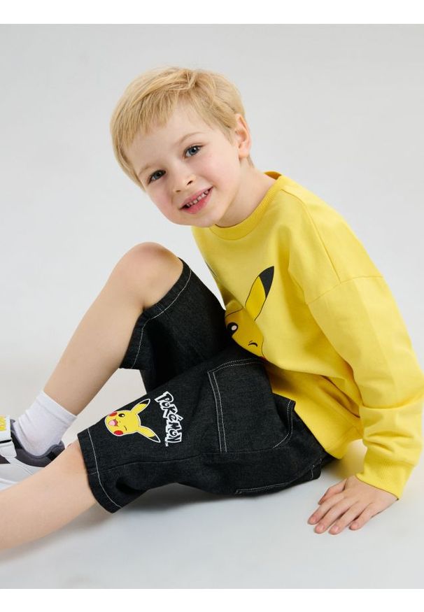 Sinsay - Bawełniane szorty bermudy Pokemon - czarny. Kolor: czarny. Materiał: bawełna