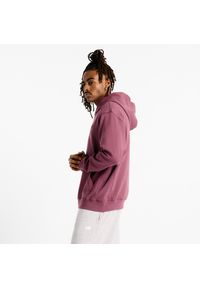 Bluza męska New Balance MT41534FDP – fioletowa. Typ kołnierza: kaptur. Kolor: fioletowy. Materiał: bawełna, prążkowany. Wzór: haft #2