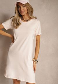Renee - Jasnoróżowa Sukienka z Bawełny o T-shirtowym Fasonie Niliora. Okazja: na co dzień. Kolor: różowy. Materiał: bawełna. Typ sukienki: sportowe. Styl: sportowy, elegancki, casual #5
