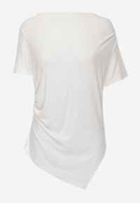 Renee - Biała Asymetryczna Bluzka z Wiskozy z Krótkim Rękawem Zdobiona Marszczeniem Undishi. Okazja: na co dzień. Typ kołnierza: dekolt w łódkę. Kolor: biały. Długość: krótkie. Wzór: aplikacja. Materiał: wiskoza. Długość rękawa: krótki rękaw. Sezon: lato. Styl: casual, klasyczny #8