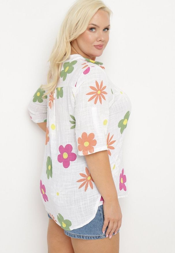Born2be - Biała Koszula z Lnu i Bawełny w Kwiaty z Krótkim Rękawem Ambubia. Okazja: na co dzień. Typ kołnierza: dekolt w kształcie V. Kolekcja: plus size. Kolor: biały. Długość: krótkie. Wzór: kwiaty. Materiał: len, bawełna. Długość rękawa: krótki rękaw. Sezon: lato. Styl: casual