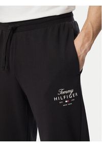 TOMMY HILFIGER - Tommy Hilfiger Spodnie dresowe Script Stack MW0MW44332 Czarny Regular Fit. Kolor: czarny. Materiał: bawełna #5
