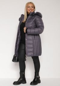 Born2be - Fioletowa Długa Kurtka Pikowana z Odpinanym Kapturem i Futerkiem Retelma. Okazja: na co dzień. Kolor: fioletowy. Materiał: futro. Długość: długie. Styl: casual #4