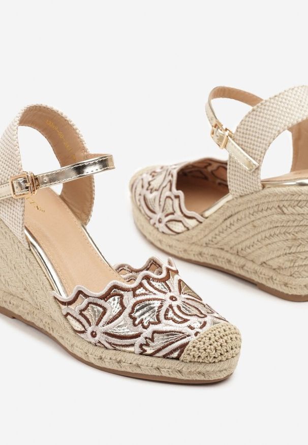 Born2be - Złote Sandały Espadryle Vices na Koturnie z Plecionki Zdobione Haftem Sesirea. Okazja: na co dzień. Nosek buta: okrągły. Zapięcie: pasek. Kolor: złoty. Materiał: jeans. Wzór: aplikacja, haft. Obcas: na koturnie. Styl: wizytowy, elegancki, casual
