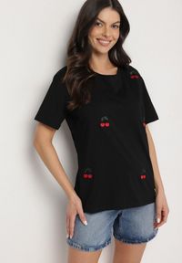 Born2be - Czarny Bawełniany T-shirt Zdobiony Haftem z Motywem w Wiśnie Nevianira. Okazja: na co dzień. Kolor: czarny. Materiał: bawełna. Wzór: aplikacja, haft. Styl: casual #6
