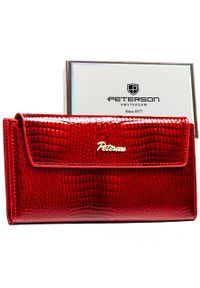 Duży, poziomy portfel damski ze skóry ekologicznej w czerwonym kolorze z tłoczeniem na wzór skóry krokodyla - Peterson. Kolor: czerwony. Materiał: skóra ekologiczna. Wzór: aplikacja #1