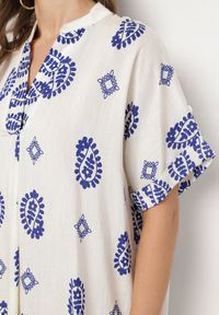 Born2be - Niebiesko-Kremowa Wiskozowa Sukienka Boho o Pudełkowym Kroju z Rozcięciami Nelbia. Okazja: na co dzień. Typ kołnierza: dekolt w serek. Kolor: niebieski. Materiał: wiskoza. Styl: boho #2