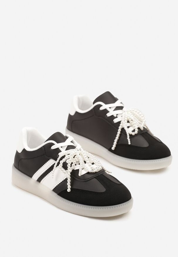 Born2be - Czarne Sneakersy w Stylu Klasycznych Tenisówek z Perłowym Zdobieniem Nalarie. Okazja: na co dzień. Kolor: czarny. Materiał: jeans. Szerokość cholewki: normalna. Wzór: aplikacja. Obcas: na płaskiej podeszwie