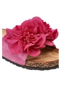 Różowe Klapki Seastar Blue Stylowe Obuwie Damskie Na Lato. Okazja: na spacer, na co dzień. Kolor: różowy. Wzór: aplikacja, kwiaty. Sezon: lato. Styl: elegancki #3