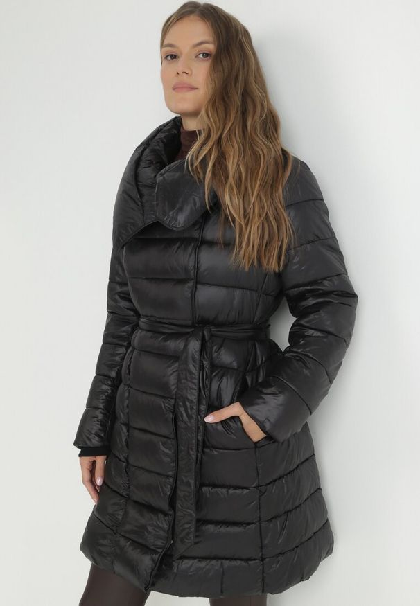 Born2be - Czarna Kurtka z Szerokim Kołnierzem i Wiązanym Paskiem Igbrase. Okazja: na co dzień. Kolor: czarny. Materiał: jeans, tkanina. Sezon: zima. Styl: casual, elegancki