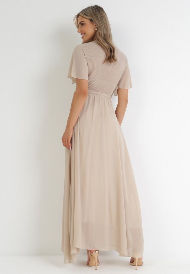 Born2be - Beżowa Kopertowa Sukienka z Gumką w Pasie i Plisowaną Górą Davitri. Kolor: beżowy. Materiał: materiał. Długość rękawa: krótki rękaw. Typ sukienki: kopertowe. Długość: maxi