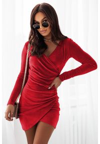 IVON - Dopasowana Sukienka Kopertowa z Weluru - Czerwona. Kolor: czerwony. Materiał: welur. Typ sukienki: kopertowe