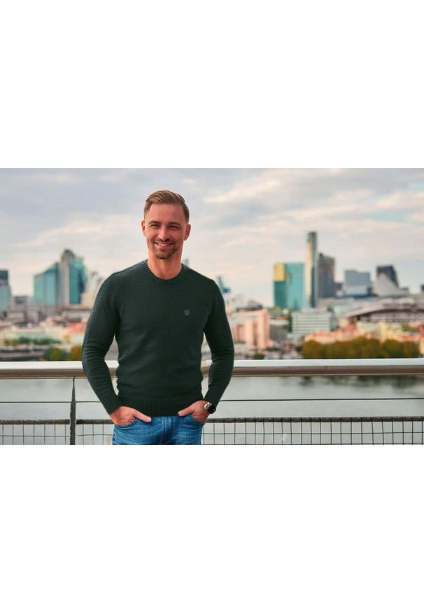 Wełniany Sweter, Okrągły Dekolt (U-Neck) - Pako Jeans - Zieleń Butelkowa. Okazja: na spotkanie biznesowe, do pracy. Materiał: akryl, wełna. Styl: biznesowy, klasyczny