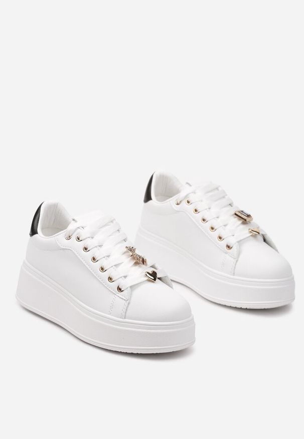 Renee - Biało-Czarne Sneakersy na Platformie z Metalowymi Zawieszkami i Cyrkoniami Nioko. Wysokość cholewki: przed kostkę. Kolor: biały. Wzór: aplikacja. Obcas: na platformie