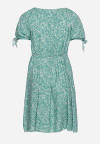 Born2be - Zielona Sukienka Bawełniana z Hiszpańskim Dekoltem Ozdobiona Wzorem Paisley Zariatia. Kolor: zielony. Materiał: bawełna. Wzór: aplikacja, paisley. Sezon: lato
