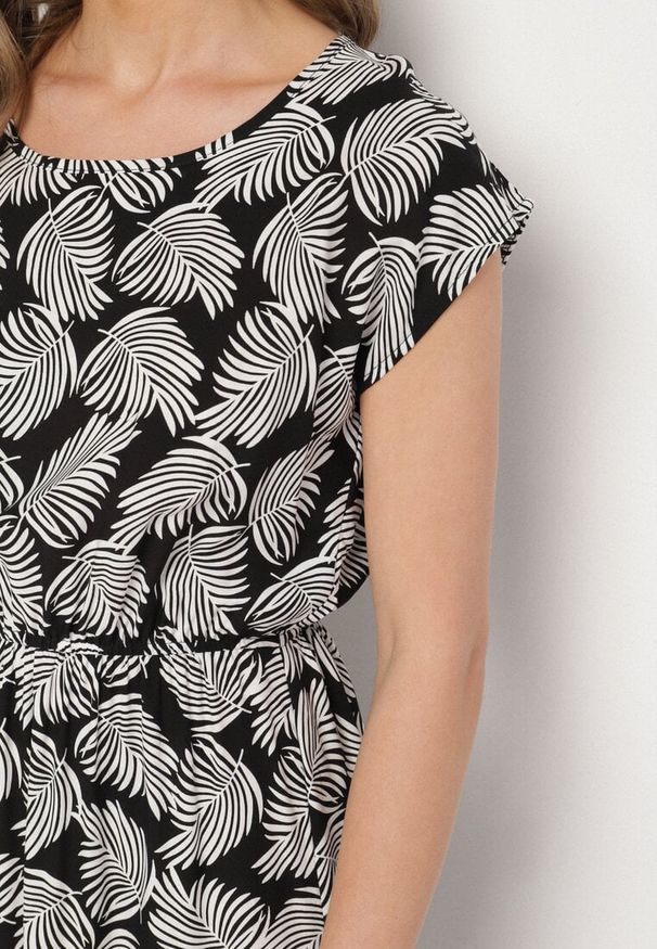 Born2be - Czarna Sukienka o Rozkloszowanym Kroju z Gumką w Pasie i Krótkim Rękawem Serive. Okazja: na spotkanie biznesowe, na co dzień. Kolor: czarny. Długość rękawa: krótki rękaw. Typ sukienki: rozkloszowane. Styl: elegancki, casual, klasyczny, biznesowy