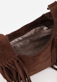 Renee - Brązowa Torebka w Stylu Boho z Imitacji Zamszu Ozdobiona Frędzlami na Długim Pasku na Ramię Megorre. Kolor: brązowy. Wzór: aplikacja. Dodatki: z frędzlami. Materiał: zamszowe. Styl: boho. Rodzaj torebki: na ramię #5