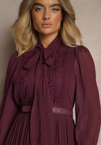 Renee - Ciemnofioletowa Plisowana Sukienka Maxi z Koronką i Paskiem Venila. Kolor: fioletowy. Materiał: koronka. Wzór: koronka. Długość: maxi