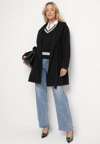 Born2be - Czarny Płaszcz o Szlafrokowym Kroju z Marszczeniem w Talii i Wiązanym Paskiem Sartissa. Okazja: na co dzień. Kolor: czarny. Materiał: jeans. Długość rękawa: długi rękaw. Długość: długie. Styl: klasyczny, elegancki, casual