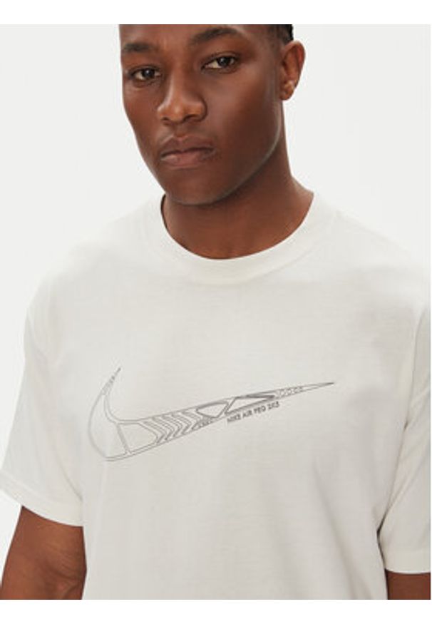 Nike T-Shirt HJ0746 Écru Regular Fit. Kolor: kremowy. Materiał: bawełna