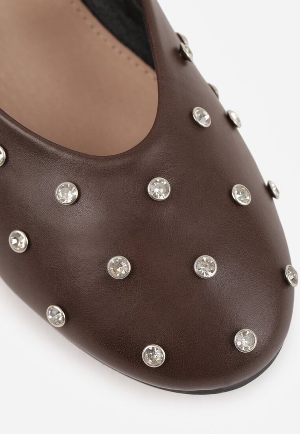 Renee - Brązowe Balerinki Vices w Stylu Mary Jane z Ćwiekami i Skórzaną Wkładką Riladora. Okazja: na randkę. Zapięcie: pasek. Kolor: brązowy. Materiał: skóra. Wzór: aplikacja. Styl: elegancki