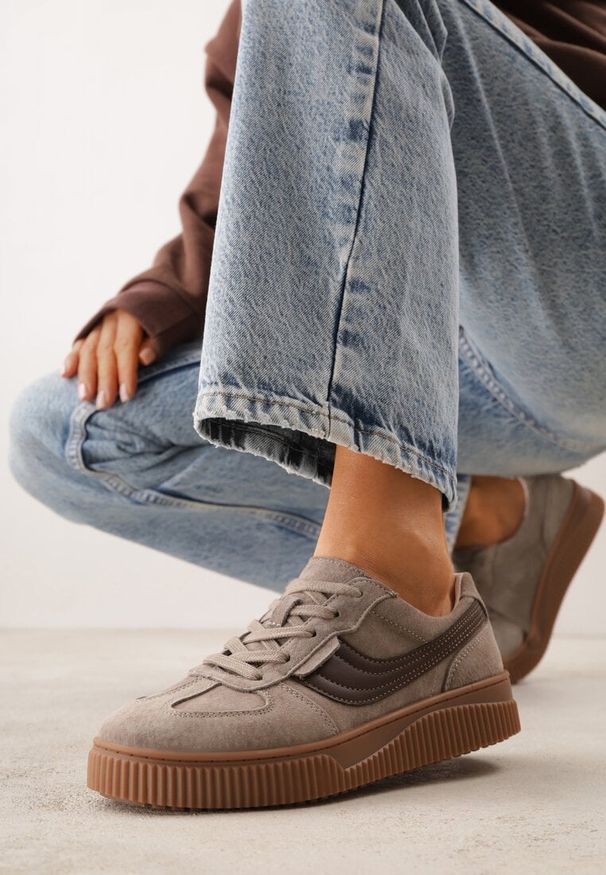 Renee - Beżowe Sneakersy Kultowe Tenisówki z Zamszu Naturalnego ze Skórzaną Wkładką Rionae. Okazja: na co dzień, na randkę. Kolor: beżowy. Materiał: zamsz, skóra