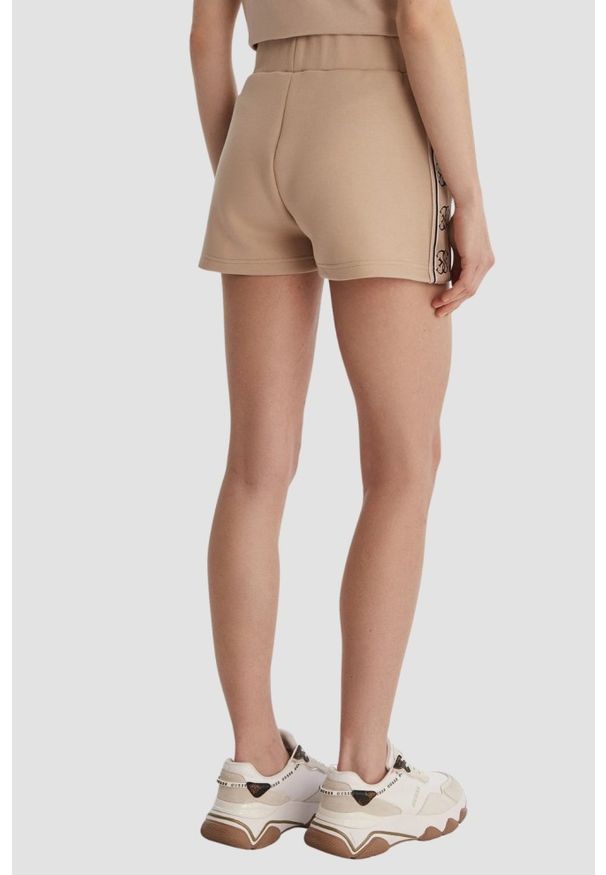 Guess - GUESS Beżowe damskie krótkie spodenki sportowe z lampasami Britney, Rozmiar M. Okazja: na co dzień. Kolor: beżowy. Długość: krótkie. Styl: sportowy