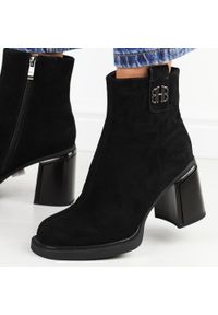 Czarne skórzane botki damskie T.Sokolski 264. Okazja: na co dzień, na spacer. Kolor: czarny. Materiał: nubuk, skóra. Szerokość cholewki: normalna. Sezon: zima, jesień. Obcas: na słupku. Styl: klasyczny, casual, elegancki #1