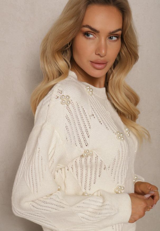 Renee - Jasnobeżowy Prosty Sweter z Ozdobnymi Metalicznymi Przeszyciami i Perełkami Zinrila. Kolor: beżowy. Materiał: jeans. Styl: elegancki, klasyczny