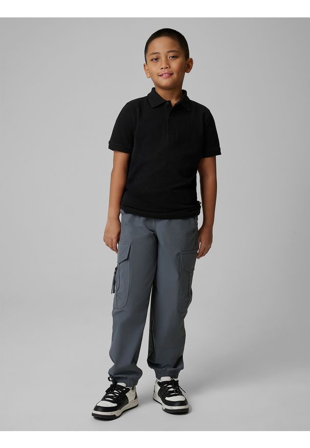 4f - 4F Koszulka polo regular chłopięca - czarna 122 (6-7 lat). Okazja: na co dzień, na uczelnię. Typ kołnierza: polo. Kolor: czarny. Materiał: dzianina, materiał. Sezon: lato. Styl: casual, klasyczny