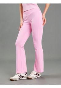 Sinsay - Wiskozowe prążkowane spodnie flare soft touch - różowy. Kolor: różowy. Materiał: prążkowany, wiskoza #1