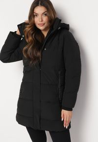 Born2be - Czarna Kurtka Pikowana do Kolana Massarita. Kolor: czarny. Wzór: aplikacja #5