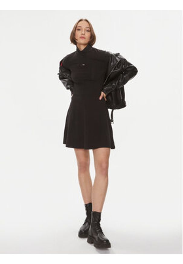 Tommy Jeans Sukienka codzienna DW0DW17524 Czarny Slim Fit. Okazja: na co dzień. Kolor: czarny. Materiał: bawełna. Typ sukienki: proste. Styl: casual