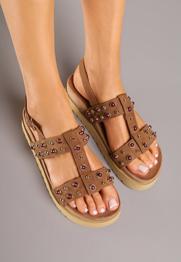 Born2be - Brązowe Sandały z Metalicznymi Aplikacjami Atamira. Okazja: na co dzień. Nosek buta: otwarty. Zapięcie: sprzączka. Kolor: brązowy. Wzór: aplikacja. Obcas: na obcasie. Styl: casual, boho, elegancki. Wysokość obcasa: średni