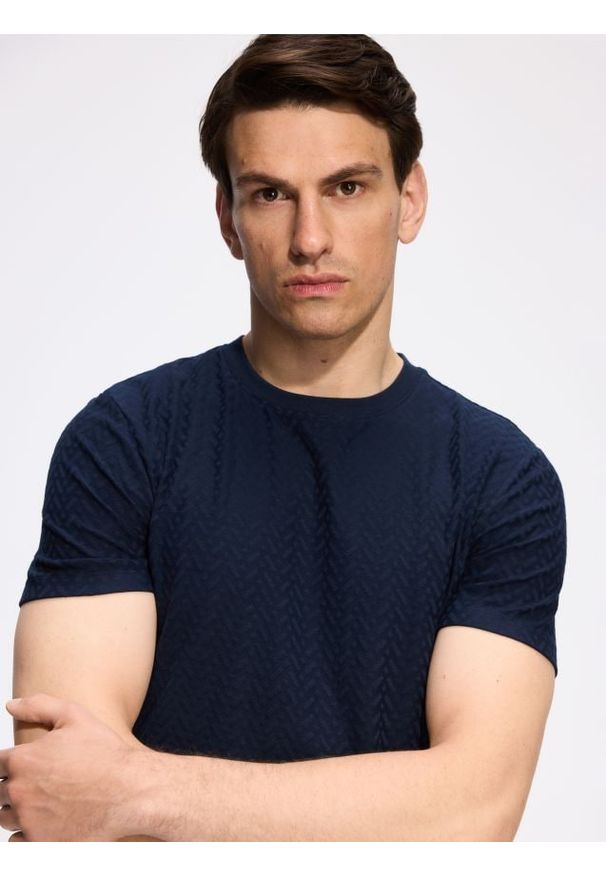 Reserved - Strukturalny t-shirt slim - granatowy. Kolor: niebieski. Materiał: bawełna, dzianina
