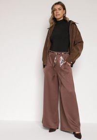 Born2be - Brązowe Spodnie o Szerokim Kroju Ozdobione Paskiem Tusrina. Okazja: na co dzień. Kolor: brązowy. Materiał: jeans. Wzór: aplikacja. Styl: klasyczny, casual, elegancki #7